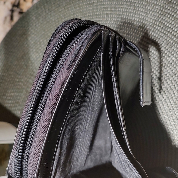 Vintage Prada leather wallet w zipper. Pre-owned, good condition, clean. - Picture 5 of 16